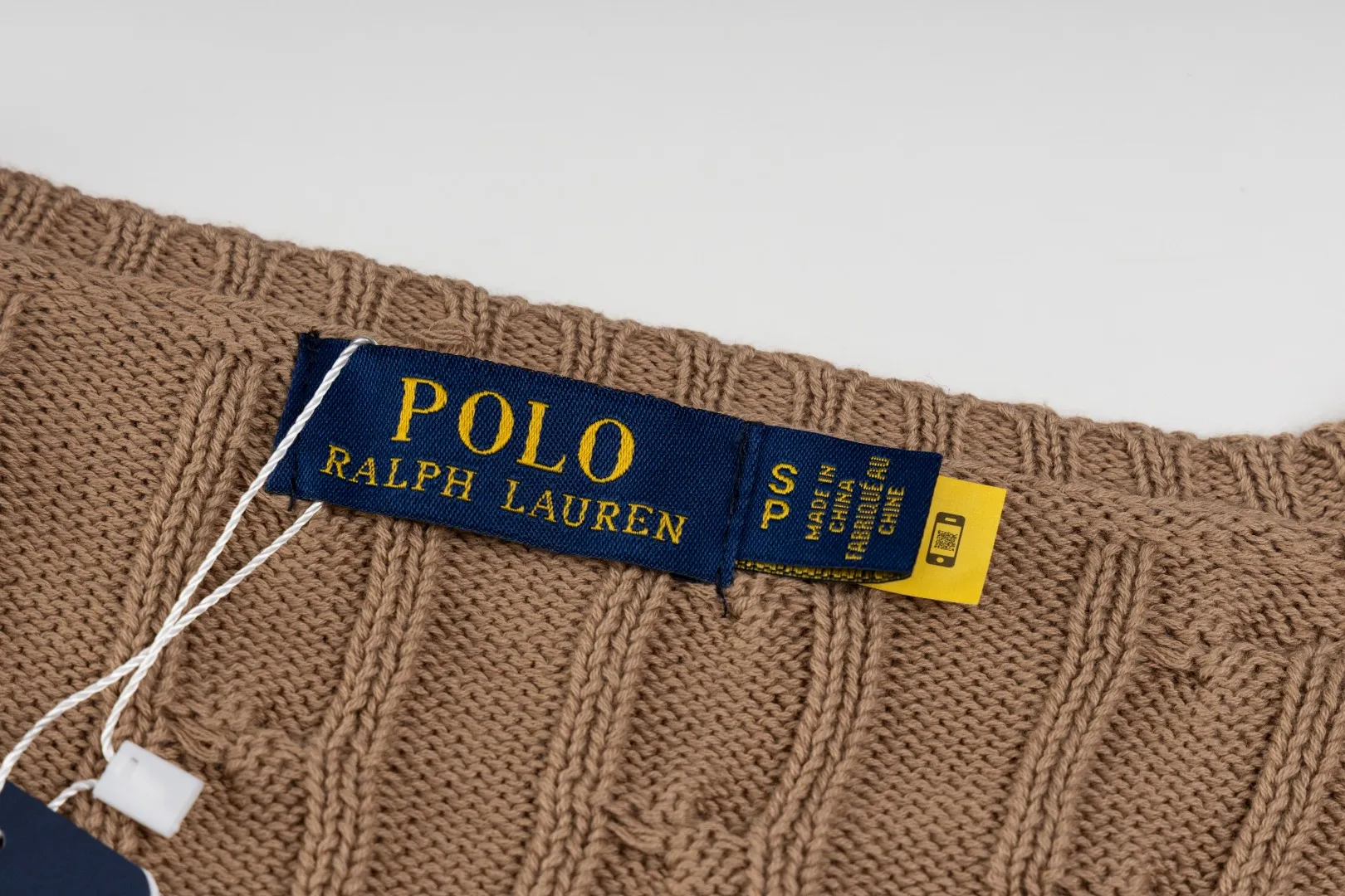P210 #R90 RALPH LAUREN Thirteen colors of Ralph Lauren classic small label embroidery V-neck pullover cable cardigan sweater women's top, high-density LOGO embroidery on the chest, original customization of tag accessories. Made of pure cotton yarn, pure cotton is skin-friendly and comfortable, small label war horse embroidered twist button V-neck sweater🐎High quality, follow the blogger to learn how to wear it! Let’s buy a Ralph Lauren cable sweater. It’s a super hard-to-find series after it became popular. It’s hard to find one on the official website. It’s simple and practical to wear, with a lazy and loose feel. The thickened fabric has more texture, feels soft and delicate, and has a loose fit. Whether worn alone or layered, you can wear different styles of fashion with just one piece!   Size： Sleeve length: 60/61/62/63